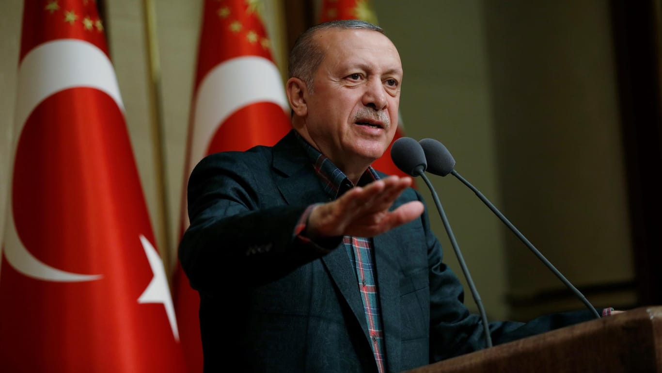 Recep Tayyip Erdogan während einer Rede: Erdogan stellt Ende des Ausnahmezustands nach Wahlen in Aussicht.