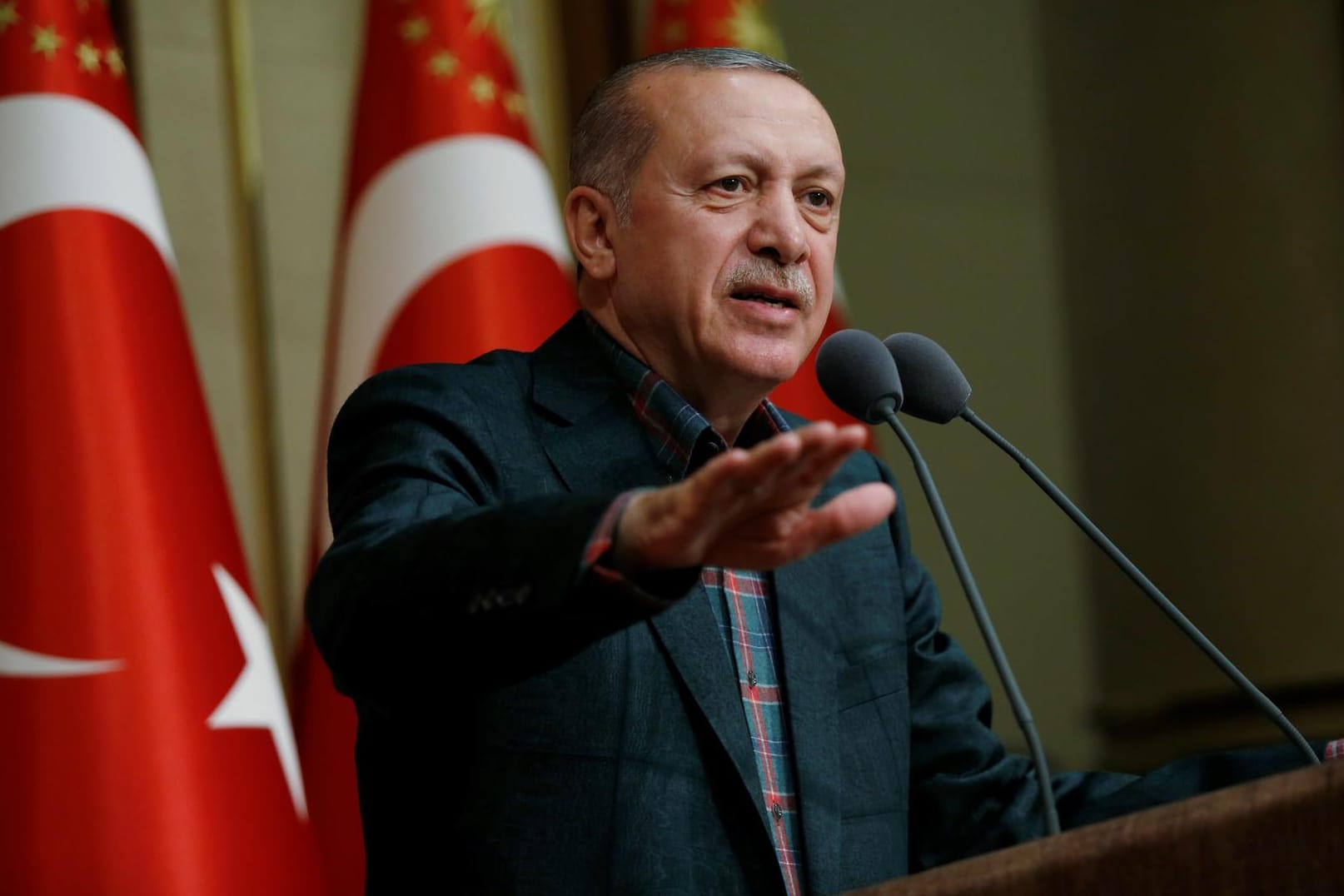 Recep Tayyip Erdogan während einer Rede: Erdogan stellt Ende des Ausnahmezustands nach Wahlen in Aussicht.