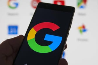 Google-Logo auf einem Android-Smartphone: Laut einem Bericht soll Google Pay in Deutschland starten.