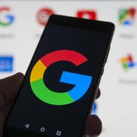 Google-Logo auf einem Android-Smartphone: Laut einem Bericht soll Google Pay in Deutschland starten.
