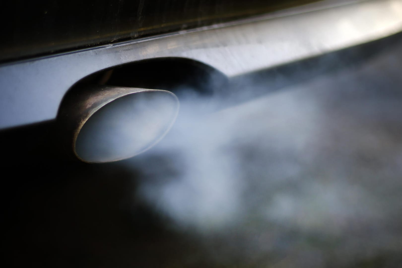 Qualm aus einem Auspuffrohr: In Aachen müssen die Richter im Kern bewerten, ob die Stadt zu lange braucht, um die Stickstoffdioxidgrenzwerte einzuhalten.