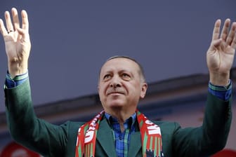 Nach dem Putschversuch im Juli 2016 hatte der türkische Präsident Erdogan den Ausnahmezustand verhängt, der bis heute andauert.
