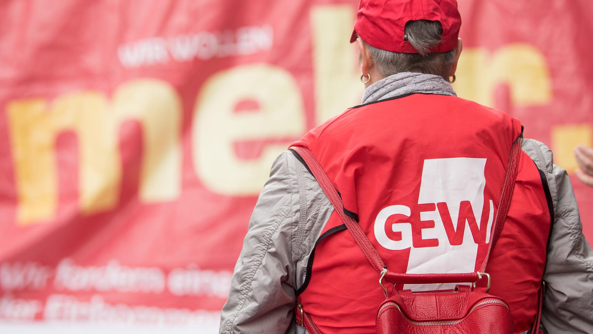 Eine Demonstrantin trägt eine Veste mit der Aufschrift "GEW": Das Streikrecht steht auf dem Prüfstand, weil Lehrer während der Dienstzeit an Protesten und Streiks der GEW teilnahmen. (Symbolbild.)