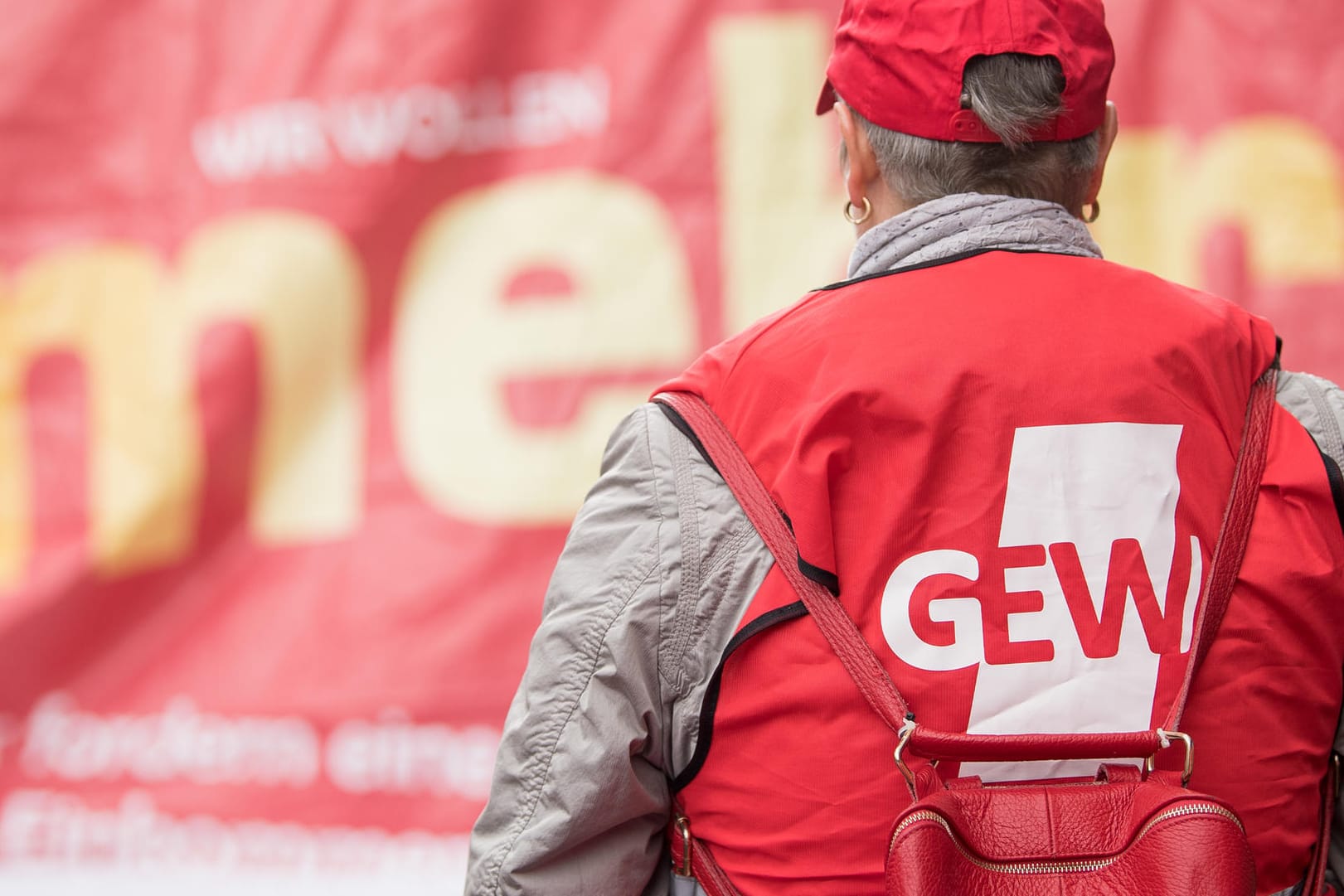 Eine Demonstrantin trägt eine Veste mit der Aufschrift "GEW": Das Streikrecht steht auf dem Prüfstand, weil Lehrer während der Dienstzeit an Protesten und Streiks der GEW teilnahmen. (Symbolbild.)