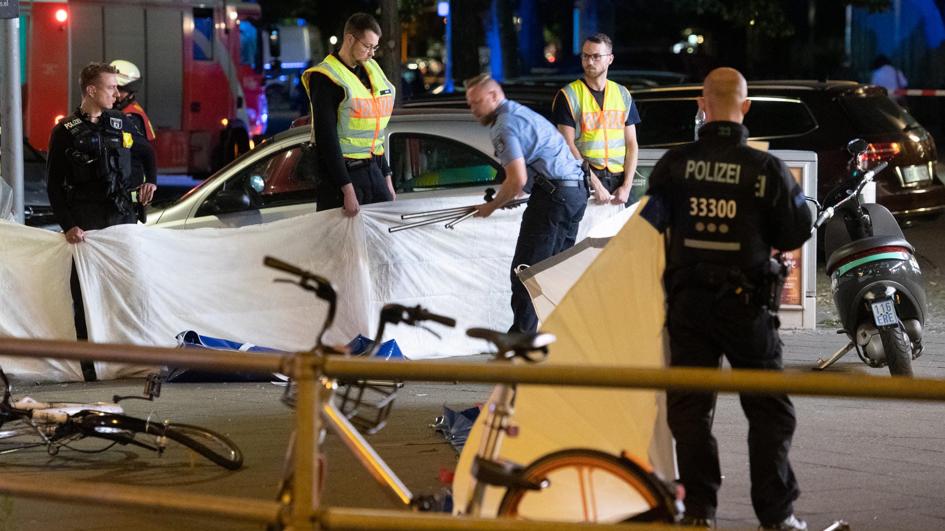 Feuerwehr und Polizei sind nach einem Unfall im Einsatz : Bei einer Verfolgungsjagd nach einem Diebstahl hat es in Berlin-Charlottenburg einen schweren Unfall mit einer Toten und mehreren Verletzten gegeben. Feuerwehr und Polizei sind nach einem Unfall im Einsatz : Bei einer Verfolgungsjagd nach einem Diebstahl hat es in Berlin-Charlottenburg einen schweren Unfall mit einer Toten und mehreren Verletzten gegeben.