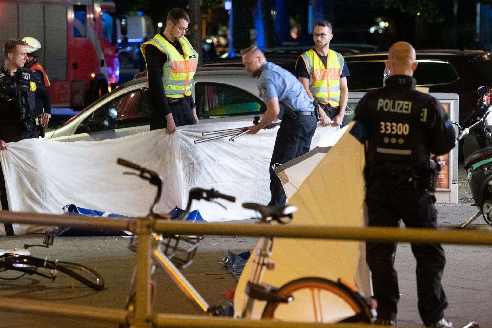 Feuerwehr und Polizei sind nach einem Unfall im Einsatz : Bei einer Verfolgungsjagd nach einem Diebstahl hat es in Berlin-Charlottenburg einen schweren Unfall mit einer Toten und mehreren Verletzten gegeben.