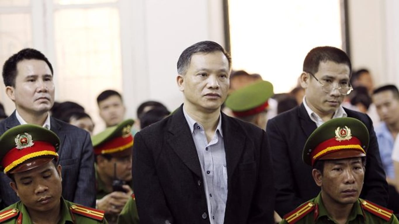 Der vietnamesische Bürgerrechtler Nguyen Van Dai (M) zwischen Polizisten in Hanoi.