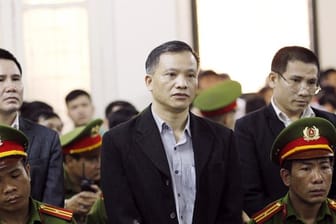 Der vietnamesische Bürgerrechtler Nguyen Van Dai (M) zwischen Polizisten in Hanoi.