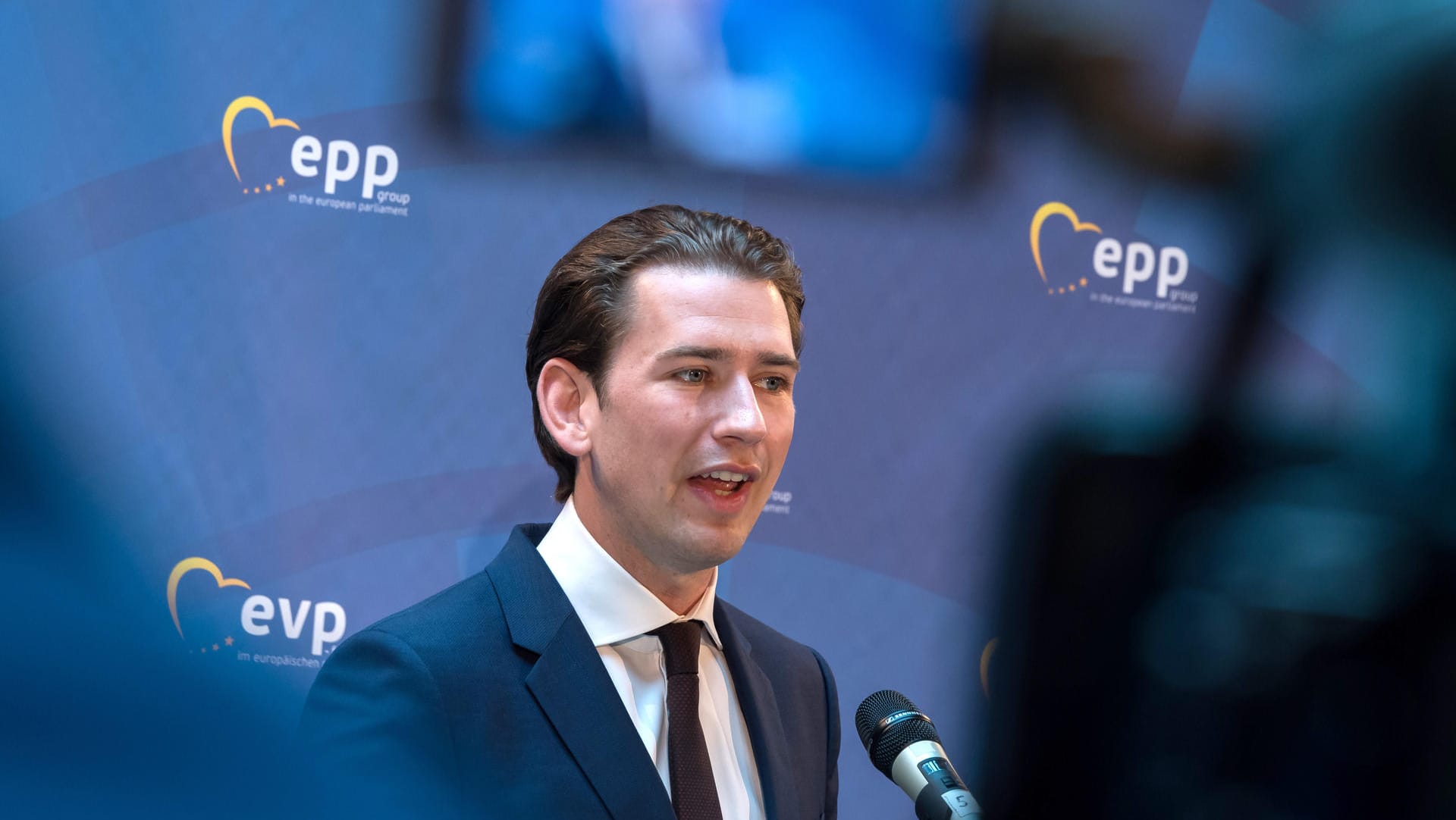 Sebastian Kurz (ÖVP), Bundeskanzler von Österreich, gibt ein Statement: Österreich schließt sieben Moscheen und weist bis zu 40 Imame aus.