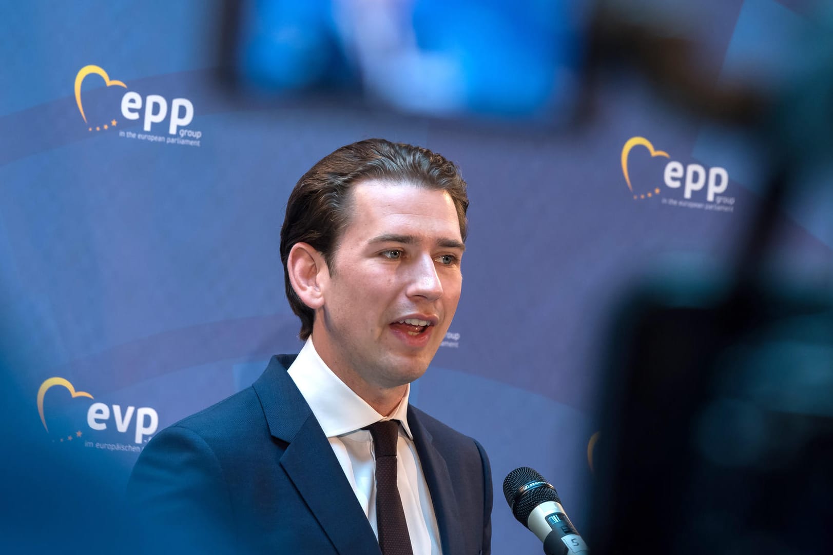 Sebastian Kurz (ÖVP), Bundeskanzler von Österreich, gibt ein Statement: Österreich schließt sieben Moscheen und weist bis zu 40 Imame aus.