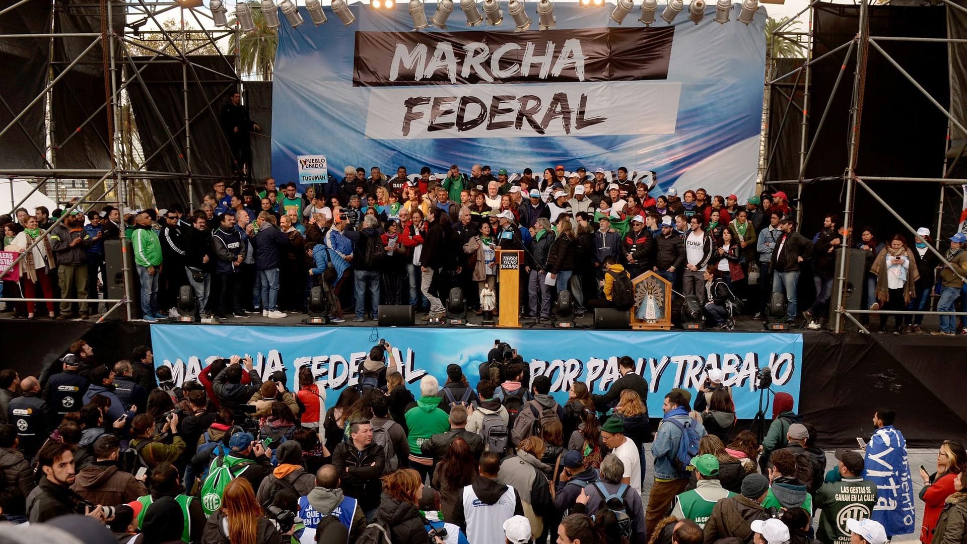 Demonstration in Argentinien gegen einen Vereinbarung mit dem IWF: IWF gewährt Argentinien Kredithilfe von bis zu 50 Milliarden Dollar.