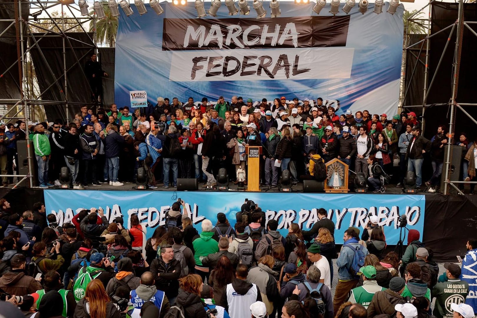 Demonstration in Argentinien gegen einen Vereinbarung mit dem IWF: IWF gewährt Argentinien Kredithilfe von bis zu 50 Milliarden Dollar.