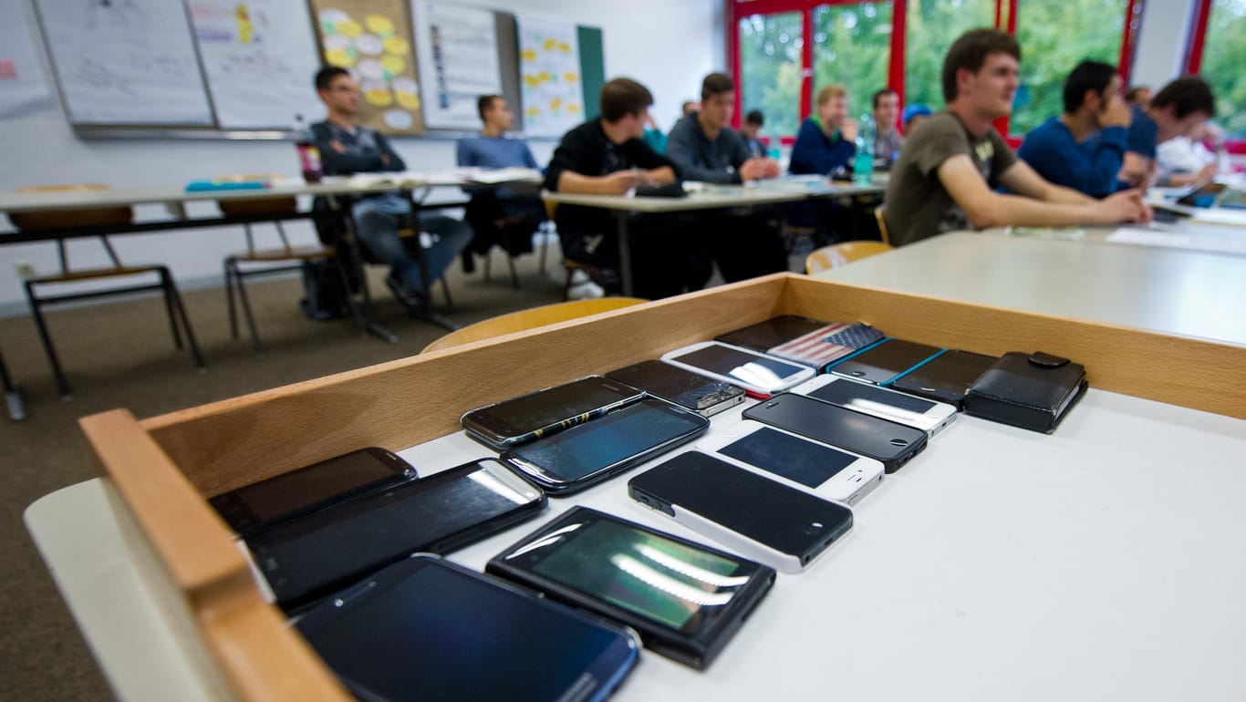 Handys von Schülern am Technischen Schulzentrum Sindelfingen: Handyverbot in französischen Schulen beschlossen.