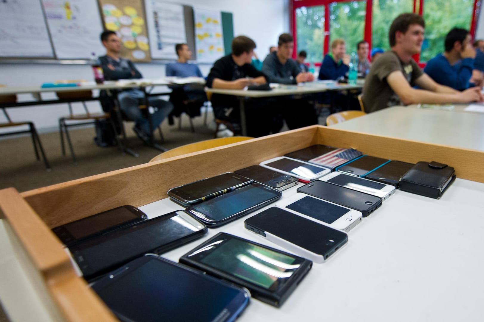 Handys von Schülern am Technischen Schulzentrum Sindelfingen: Handyverbot in französischen Schulen beschlossen.