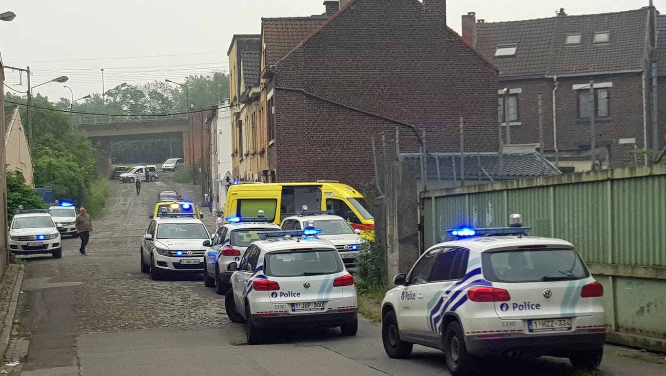 Polizeieinsatz in Belgien: Ein Mann soll sich mit seiner Familie gestritten haben und dann auf Beamte losgegangen sein.