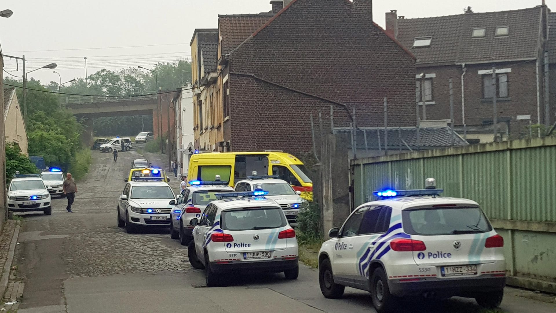Polizeieinsatz in Belgien: Ein Mann soll sich mit seiner Familie gestritten haben und dann auf Beamte losgegangen sein. Polizeieinsatz in Belgien: Ein Mann soll sich mit seiner Familie gestritten haben und dann auf Beamte losgegangen sein.