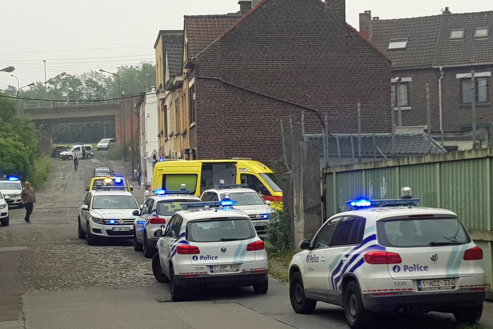 Polizeieinsatz in Belgien: Ein Mann soll sich mit seiner Familie gestritten haben und dann auf Beamte losgegangen sein.