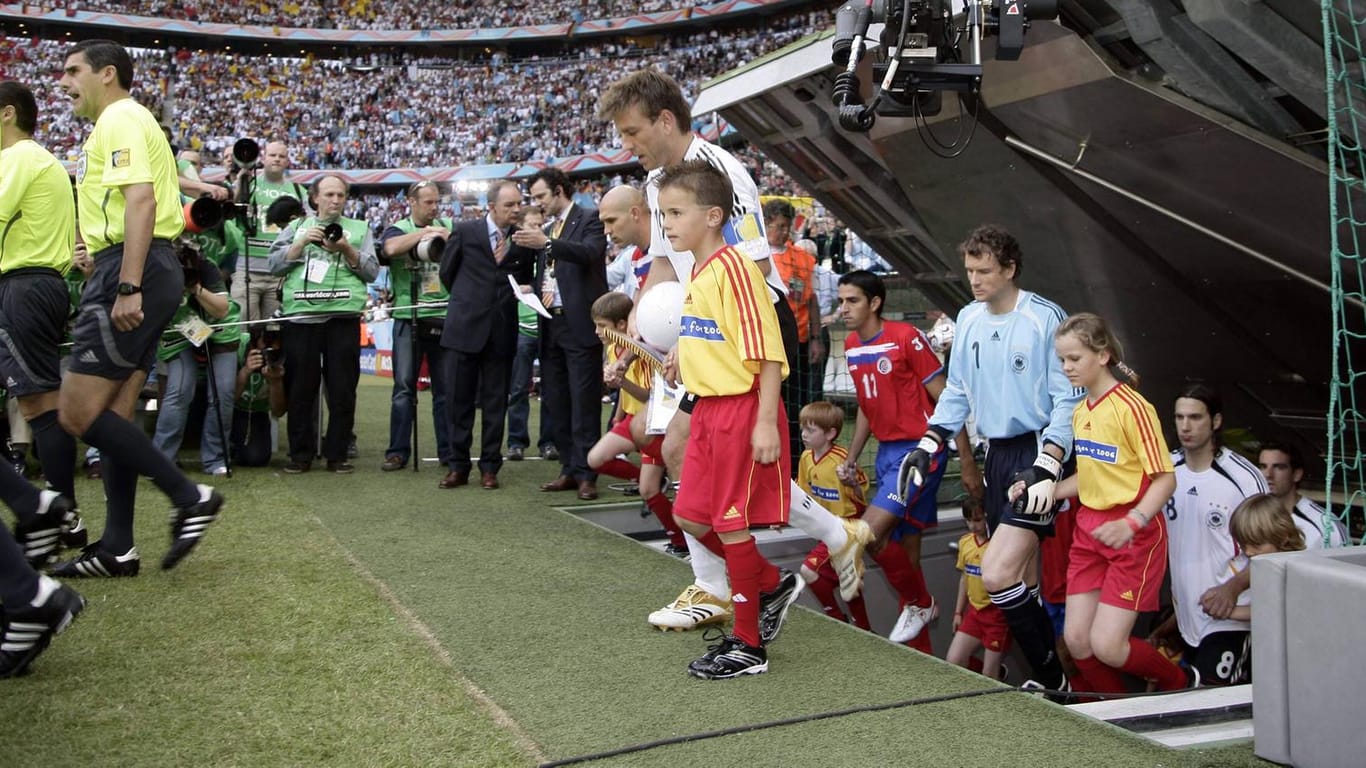 Großer Moment: Schneider führt die DFB-Elf im WM-Eröffnungsspiel 2006 als Kapitän in die Arena von München.