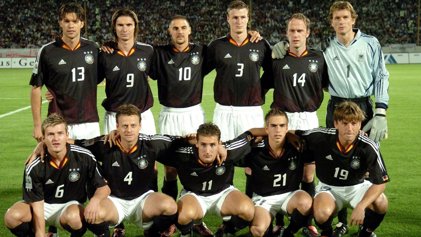 Volles Haus: Schneider (v. r.) mit der deutschen Nationalmannschaft 2004 vor 110.000 Zuschauern in Teheran.