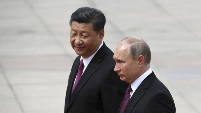 Schulterschluss der wohl mächstigsten Trump-Gegenspieler: Wladimir Putin wird in Peling von Xi Jinping empfangen.