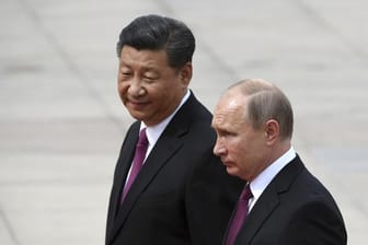 Schulterschluss der wohl mächstigsten Trump-Gegenspieler: Wladimir Putin wird in Peling von Xi Jinping empfangen.