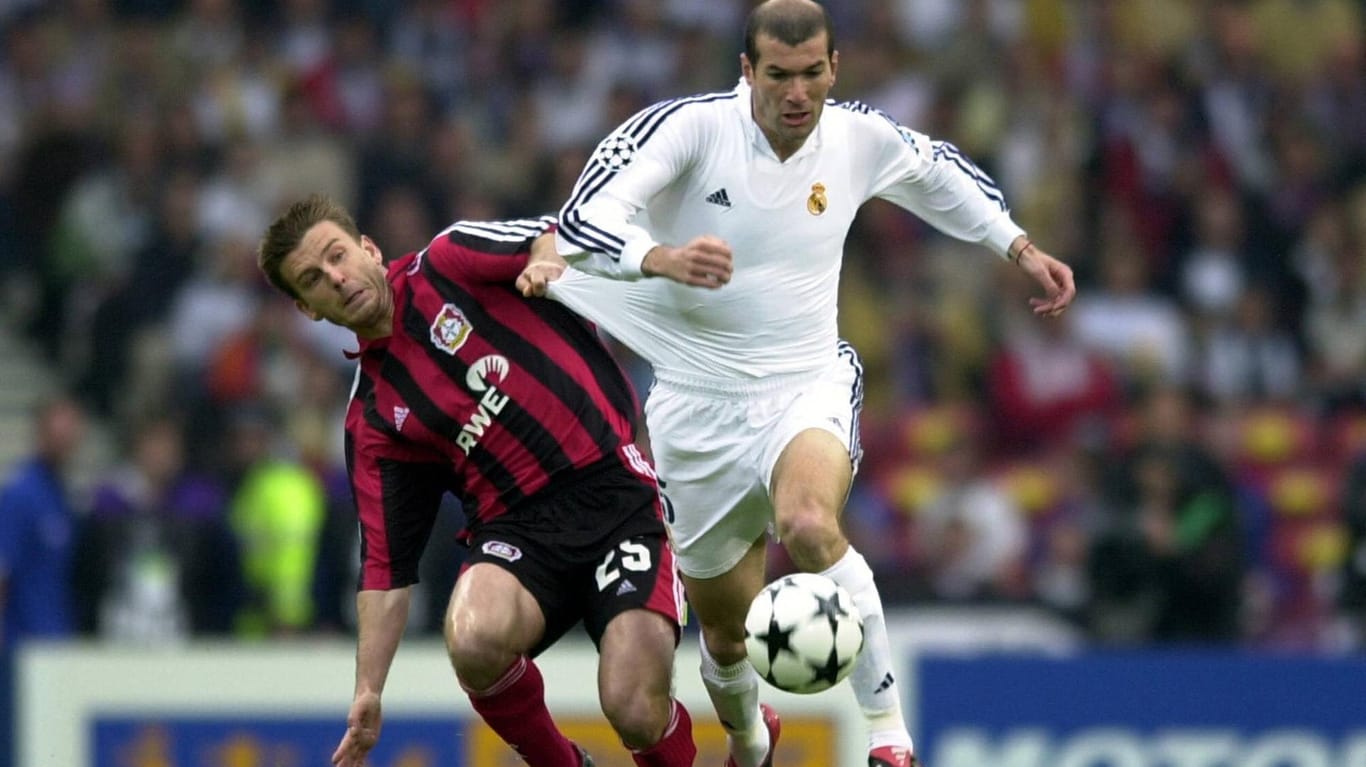Champions-League-Finale 2002: Real-Star Zidane (r.) zieht an Schneider vorbei.