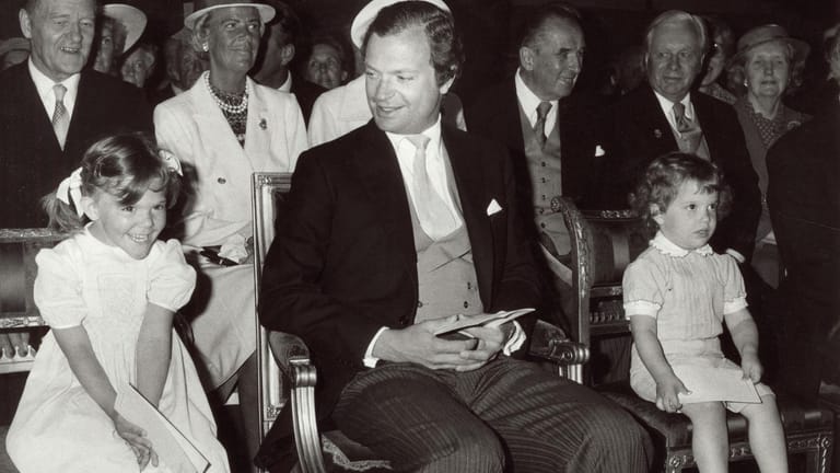 De Teum nach der Geburt von Prinzessin Madeleine im Jahr 1982: rechts sitzt Carl Philip neben seinem Vater Carl Gustaf, ganz links freut sich Victoria.