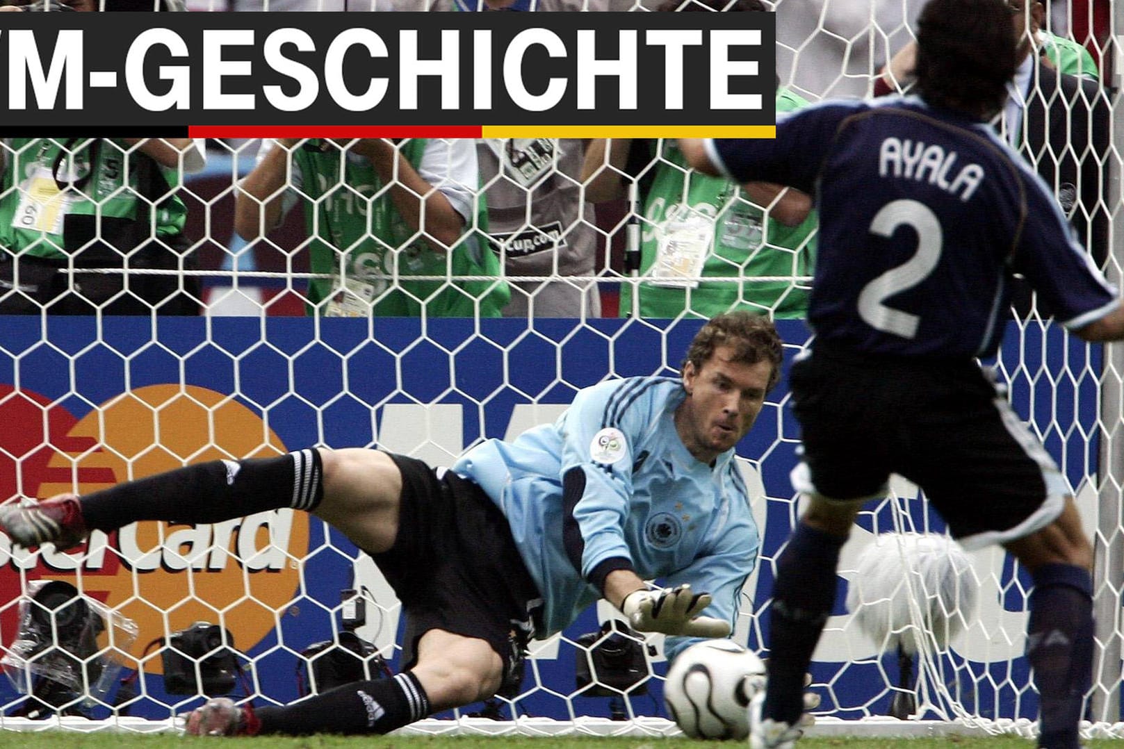 Jens Lehmann hält den Elfmeter von Argentiniens Roberto Ayala im Viertelfinale der WM 2006. Das Sommermärchen geht dank eines Zettels weiter, der Lehmann mit Tipps versorgt. Im Halbfinale ist dann aber Schluss – nach dem nächsten Drama.