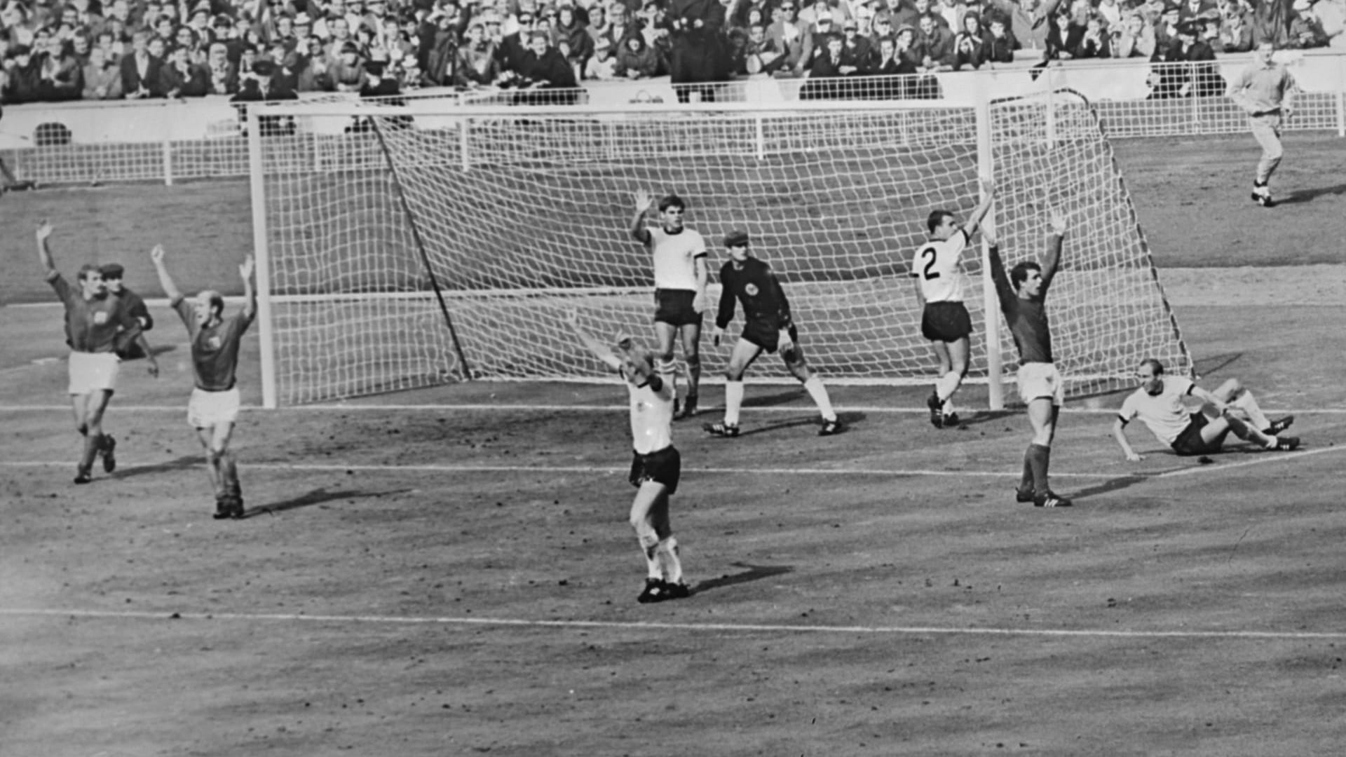 Die Engländer jubeln, die Deutschen protestieren: Bis heute ist nicht endgültig geklärt, ob das Wembley-Tor wirklich ein Tor war.