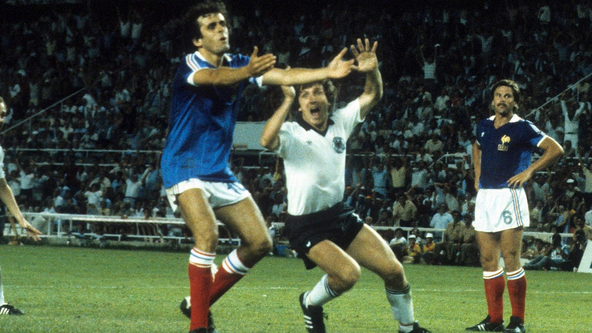 Weltstar Michel Platini (l.) und Christian Lopez (r.) können es nicht fassen: Klaus Fischer (2.v.l.) hat den erlösenden Ausgleich für Deutschland gegen Frankreich erzielt.