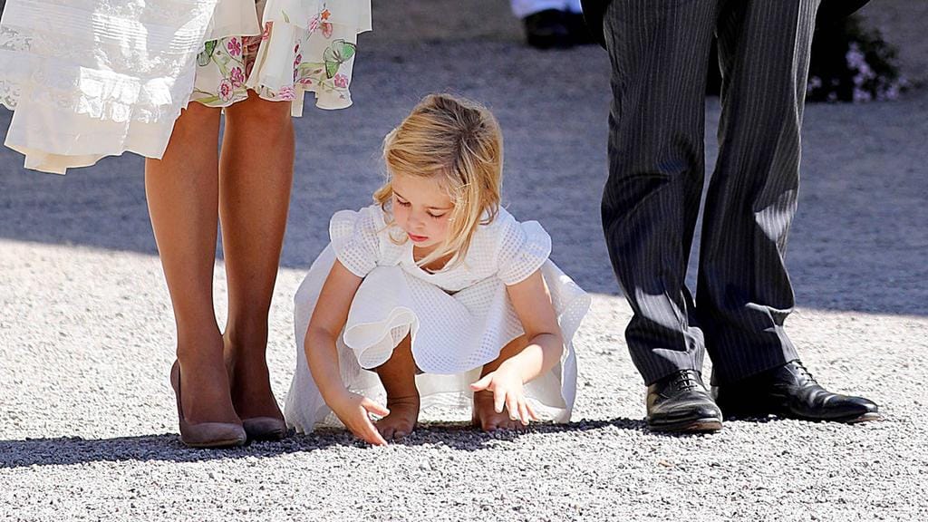 Prinzessin Leonore: Sie hat keine Lust auf das Familienfoto.