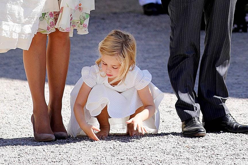 Prinzessin Leonore: Sie hat keine Lust auf das Familienfoto.