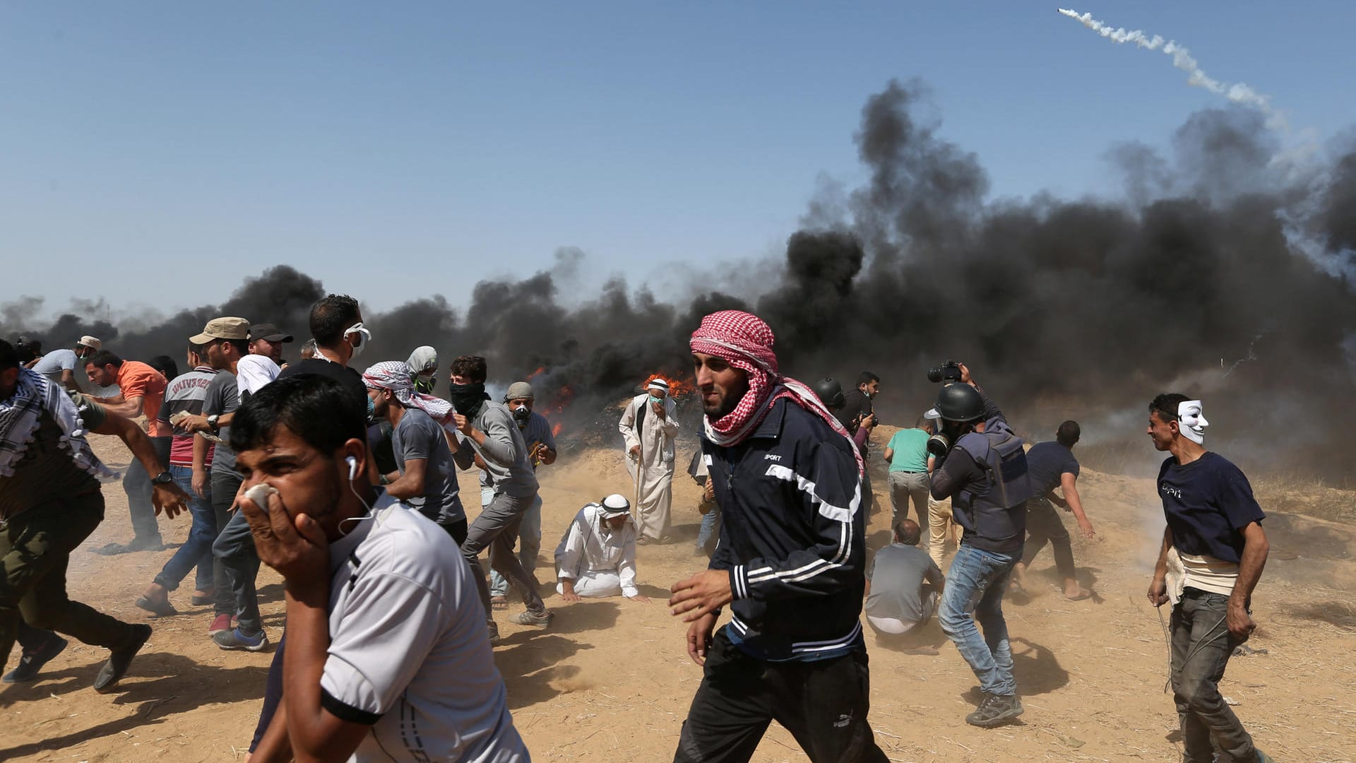 Palästinenser im Grenzgebiet zwischen Israel und dem Gazastreifen: Die Resolution fordert Schutzmaßnahmen für Palästinenser im Gazastreifen und dem besetzten Westjordanland. Palästinenser im Grenzgebiet zwischen Israel und dem Gazastreifen: Die Resolution fordert Schutzmaßnahmen für Palästinenser im Gazastreifen und dem besetzten Westjordanland.