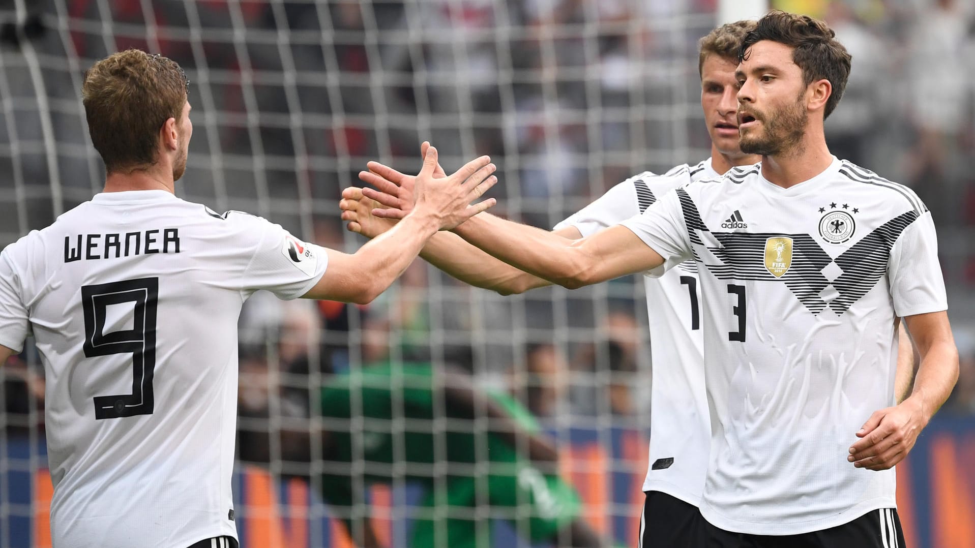 Abklatschen: Jonas Hector (rechts) gratuliert Timo Werner zum Führungstreffer.