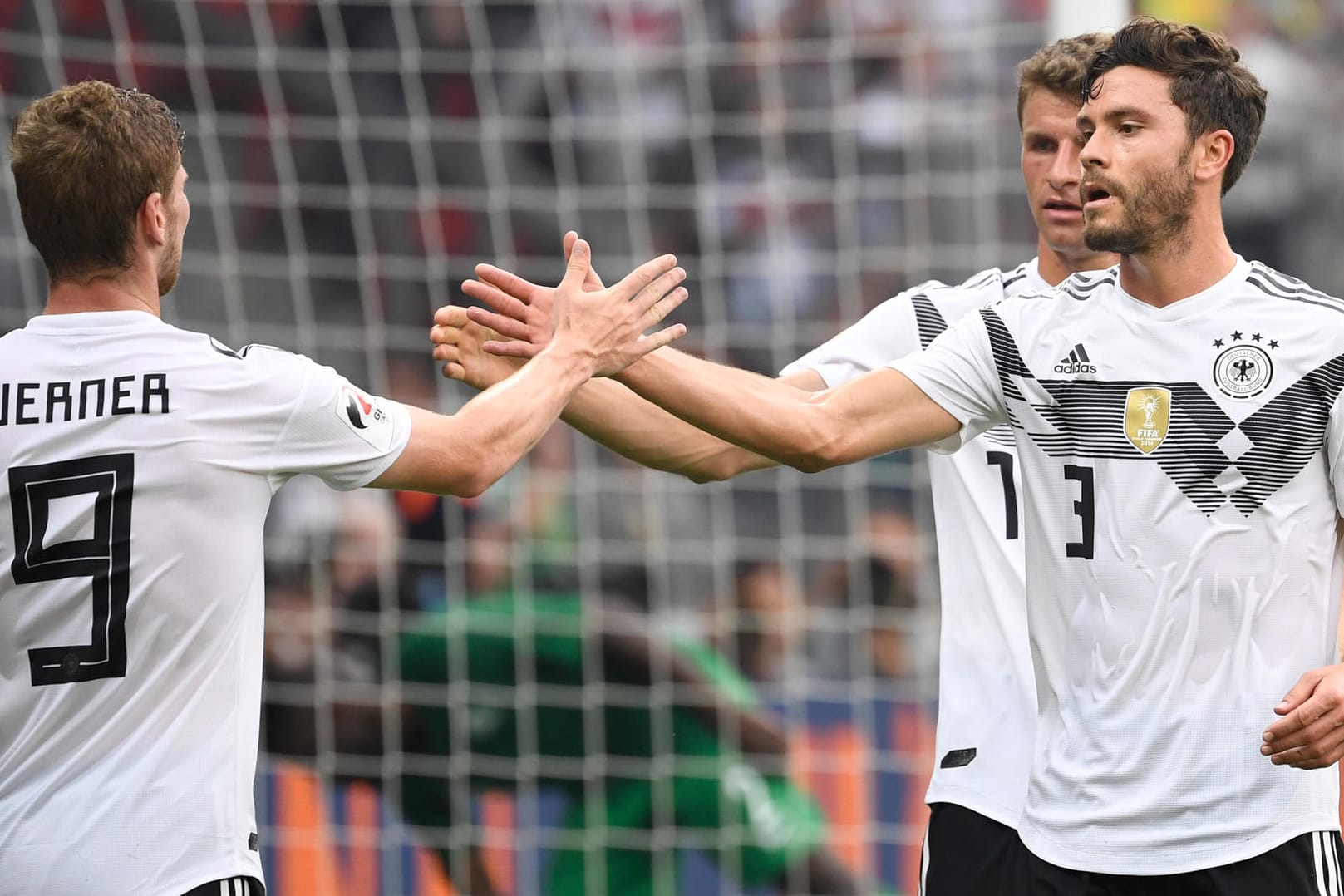 Abklatschen: Jonas Hector (rechts) gratuliert Timo Werner zum Führungstreffer.