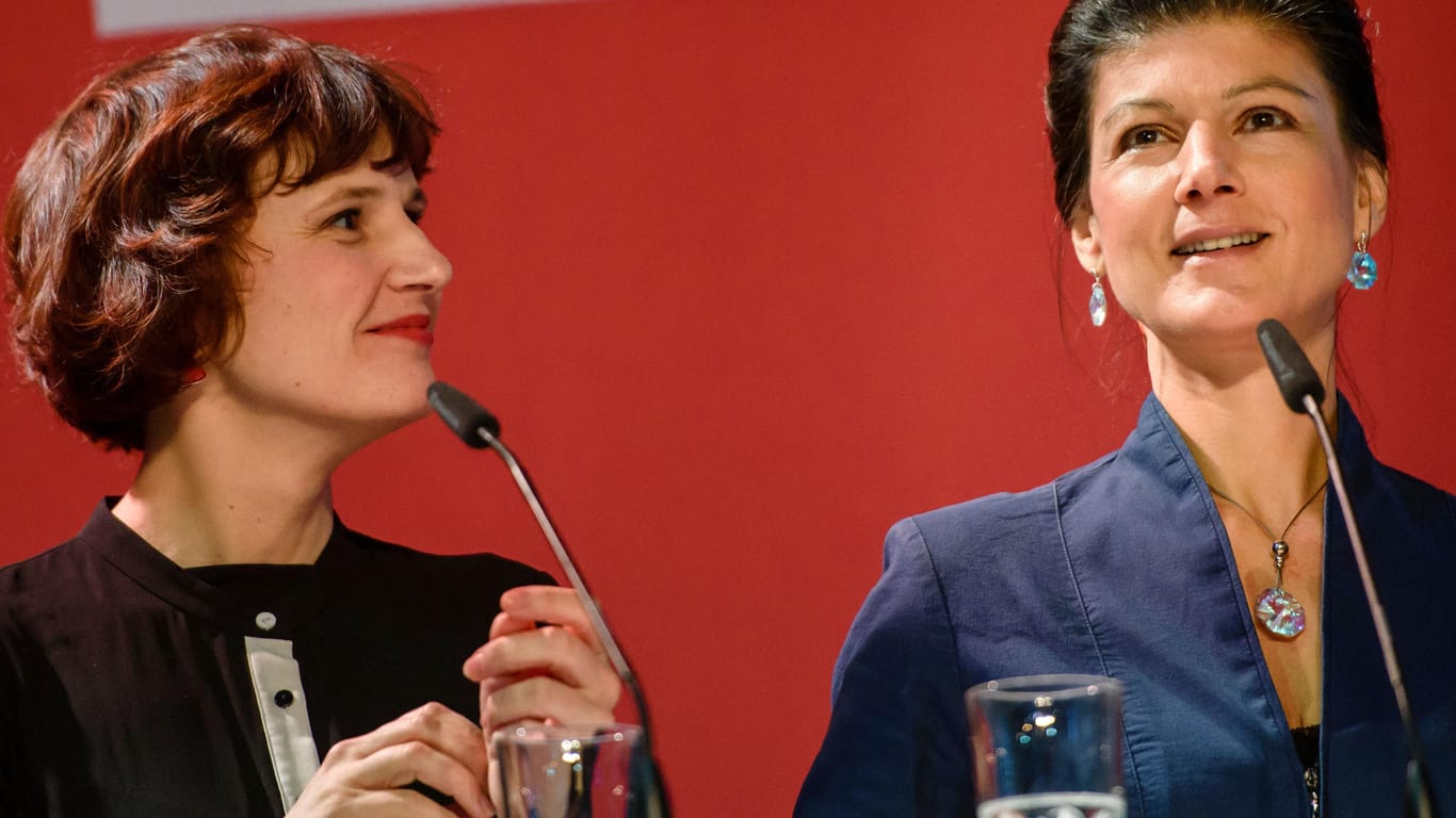 Katja Kippink (l.) und Sahra Wagenknecht: Zwischen Parteivorsitzender und Fraktionschefin kriselt es schon länger. Nun machen erneut Gerüchte um einen Rücktritt Wagenknechts die Runde.
