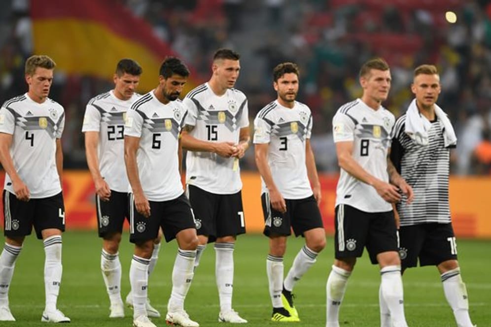 Mit verhaltener Freude über den 2:1-Sieg verabschieden sich die deutschen Nationalspieler von den Zuschauern.