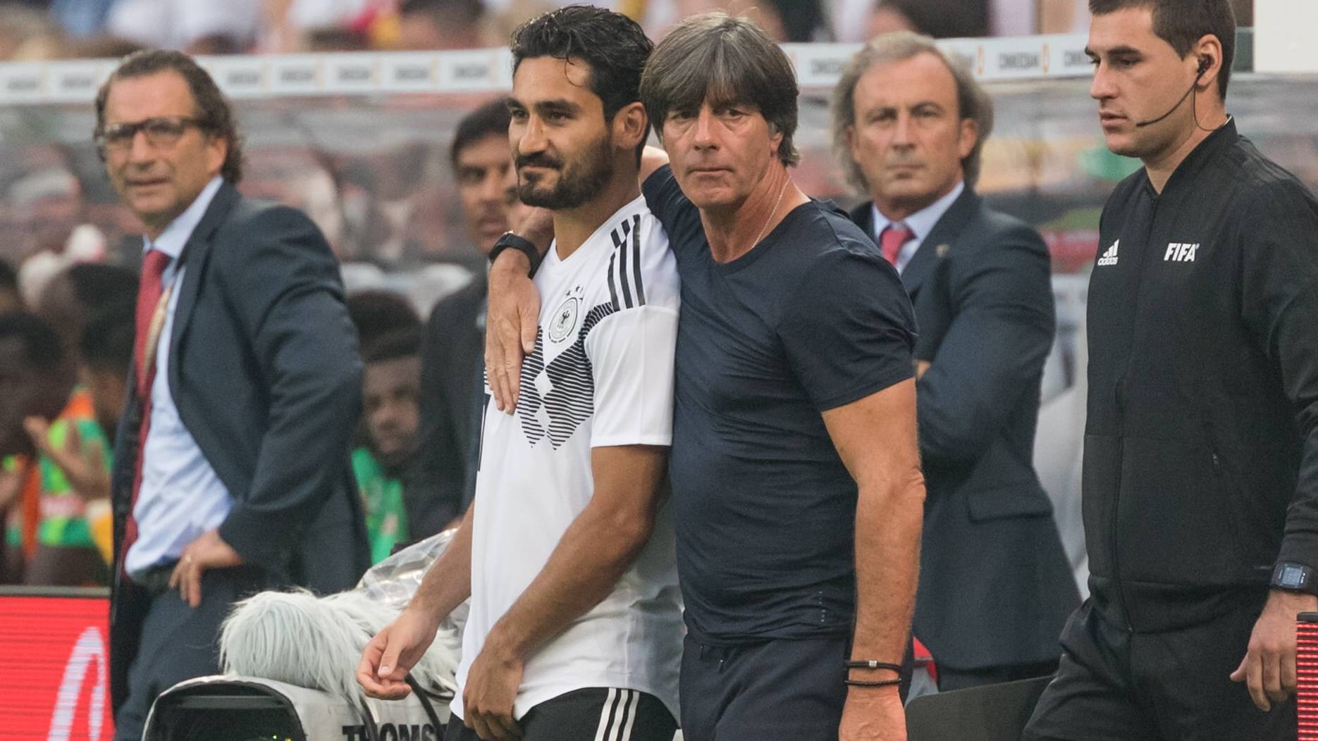 An der Seitenlinie: Joachim Löw (r.) wechselte Ilkay Gündogan gegen Saudi-Arabien in der 56. Minute ein.