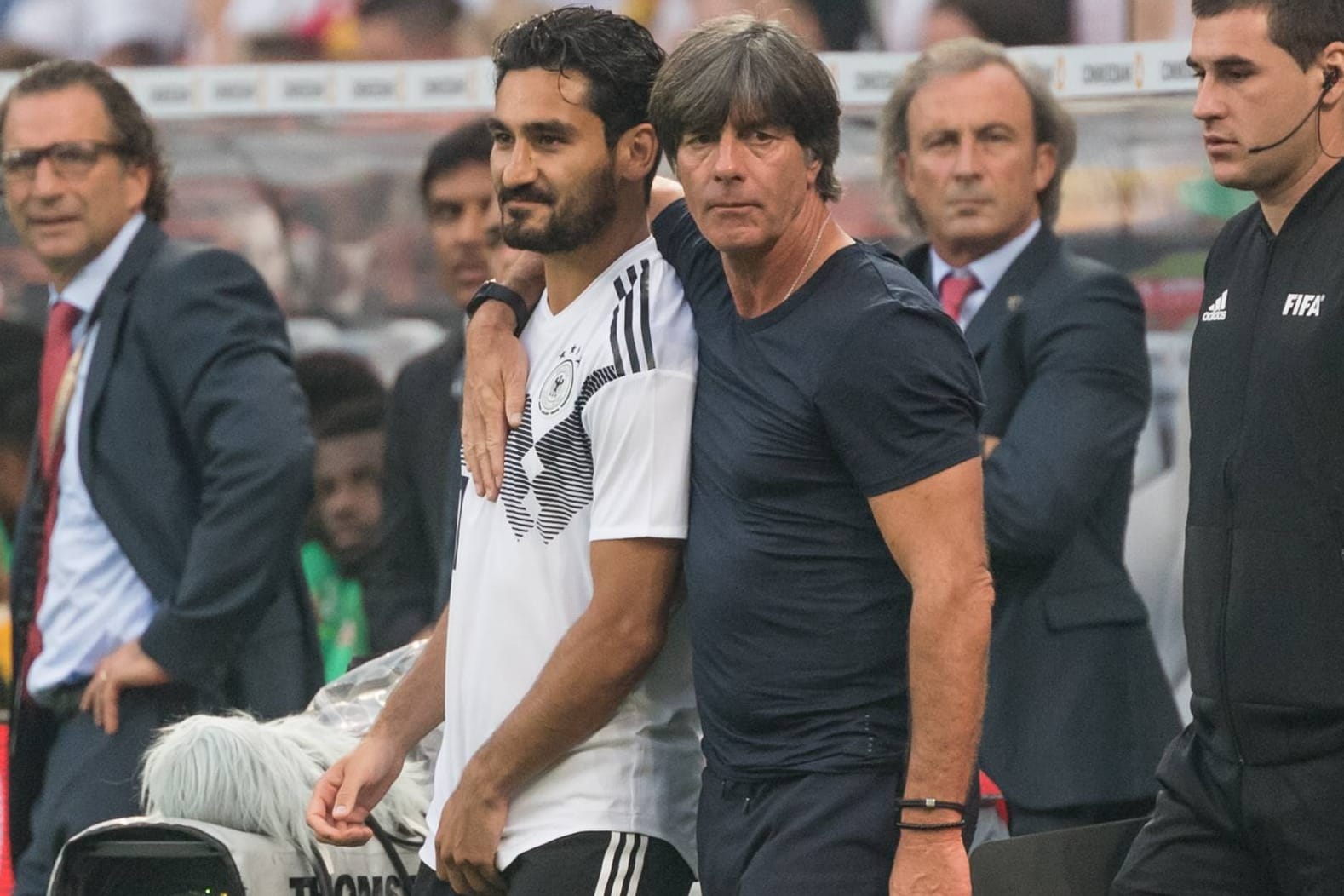 An der Seitenlinie: Joachim Löw (r.) wechselte Ilkay Gündogan gegen Saudi-Arabien in der 56. Minute ein.