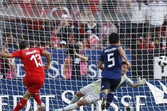 Der Schweizer Ricardo Rodriguez (l) erzielt das Tor zum 1:0 gegen Torhüter Eiji Kawashima aus Japan.