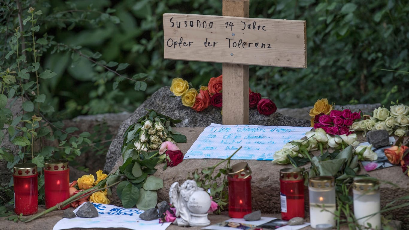 Kerzen, eine Engelsfigur und persönliche Trauerbekundungen liegen in der Nähe des Leichenfundortes: Opfer der Toleranz? Der Fall Susanna sorgt für eine neue Debatte über Asyl, Islam und Gewalt gegen Frauen.
