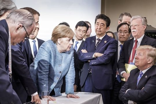 Bundeskanzlerin Merkel spricht mit US-Präsident Trump am Rande der offiziellen Tagesordnung.