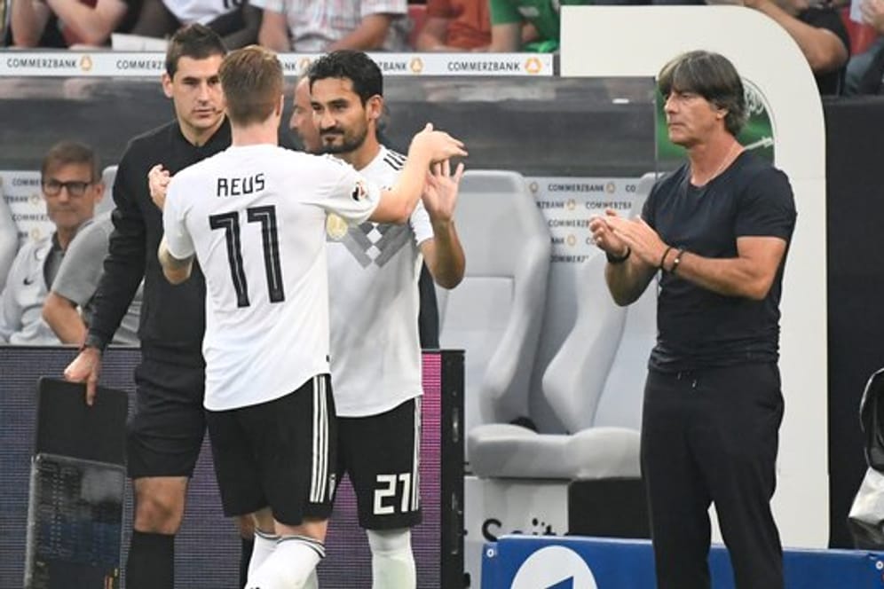Einwechslung mit Folgen: Bundestrainer Joachim Löw (r) bringt Ilkay Guendogan (M) für Marco Reus.