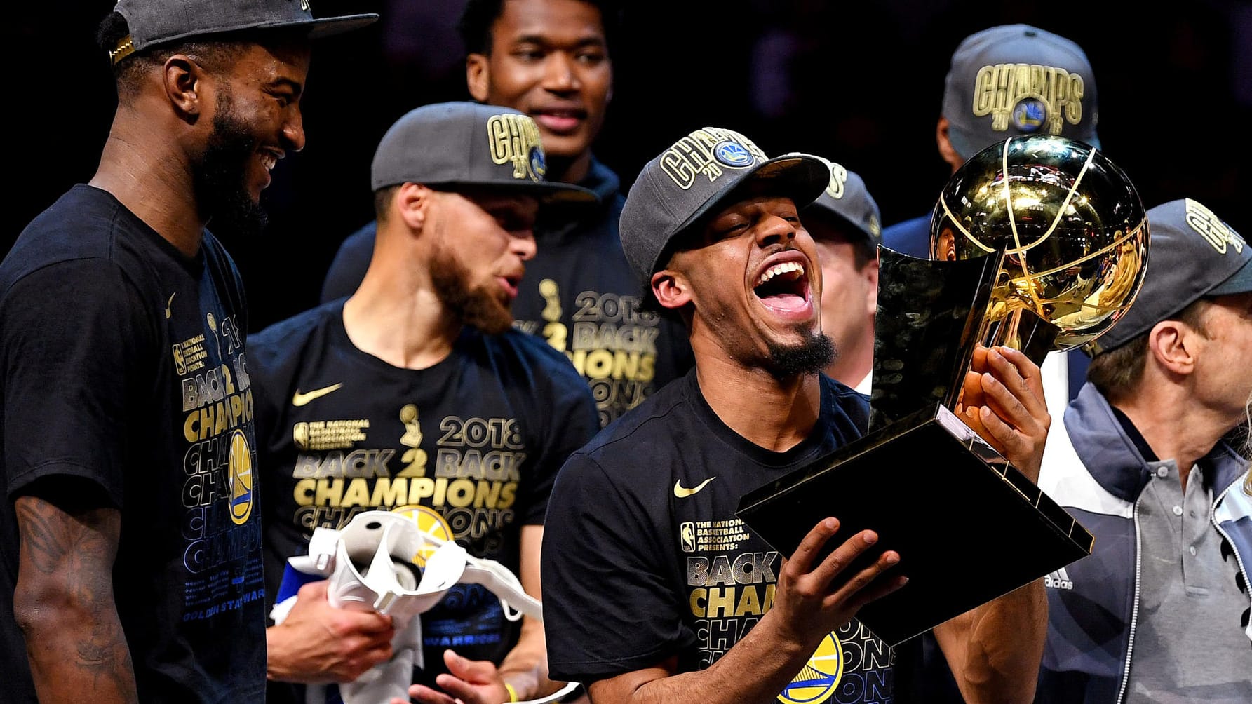 Grenzenloser Jubel bei Golden-State-Guard Nick Young (r.): Die Warriors holen erneut den NBA-Titel.