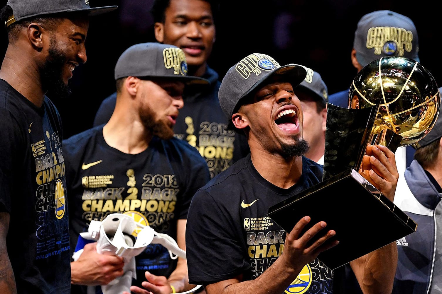 Grenzenloser Jubel bei Golden-State-Guard Nick Young (r.): Die Warriors holen erneut den NBA-Titel.