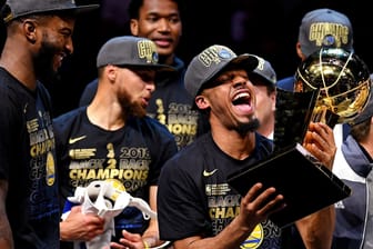 Grenzenloser Jubel bei Golden-State-Guard Nick Young (r.): Die Warriors holen erneut den NBA-Titel.