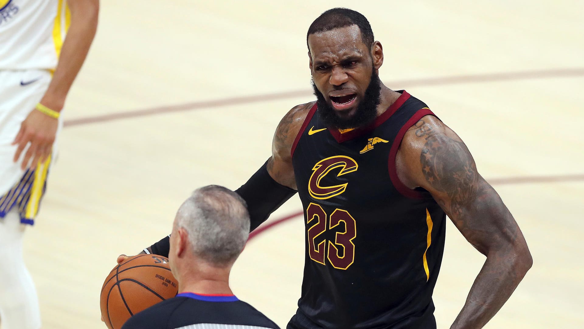 LeBron James diskutiert während des vierten Spiels der Finalserie mit einem Schiedsrichter: Der Superstar könnte die Cavs nach der deutlichen Finalniederlage verlassen.