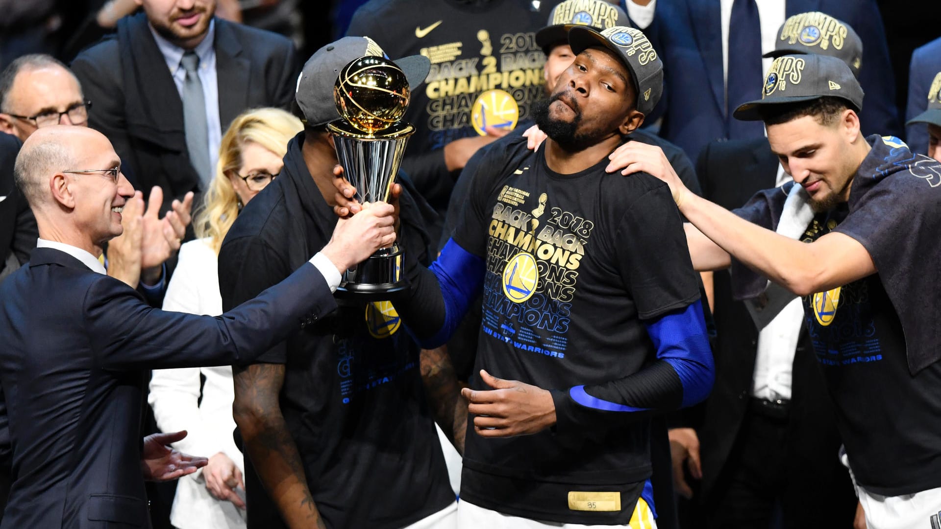 Große Ehre für Kevin Durant (M): Der Forward der Warriros wurde erneut als Finals-MVP ausgezeichnet.