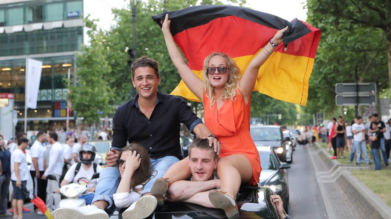 Fans feiern auf dem Kurfürstendamm in Berlin