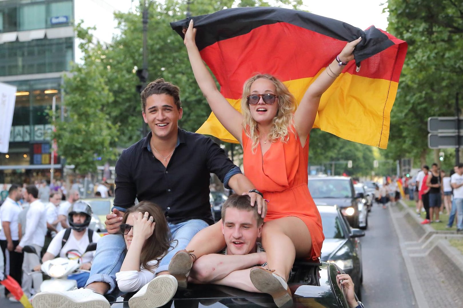 Fans feiern auf dem Kurfürstendamm in Berlin